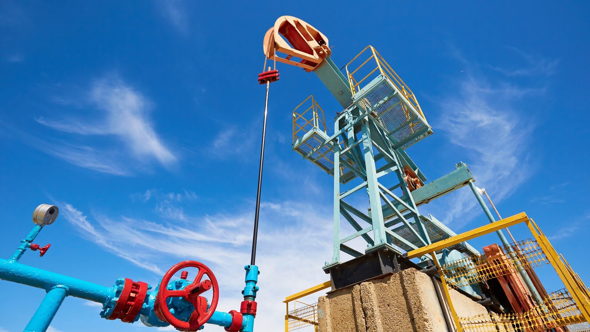 A gas well with pipes and valves on it.